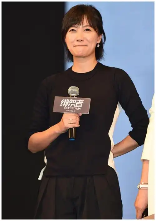 徐静蕾真懂经营自己,v领上衣搭配黑色长裤,减龄又时尚