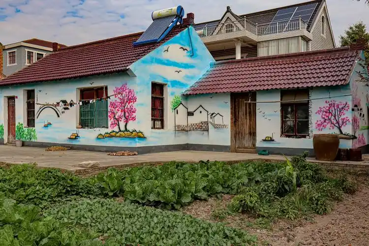 乡村绘画添彩屋外墙