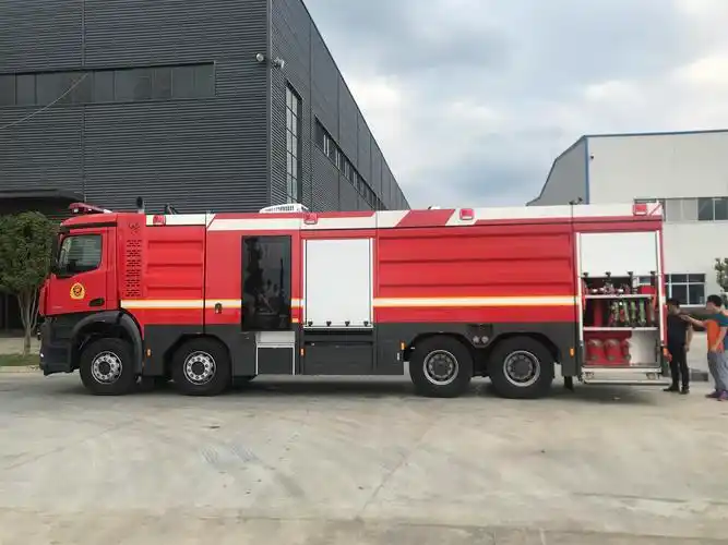 奔驰18吨大型消防车