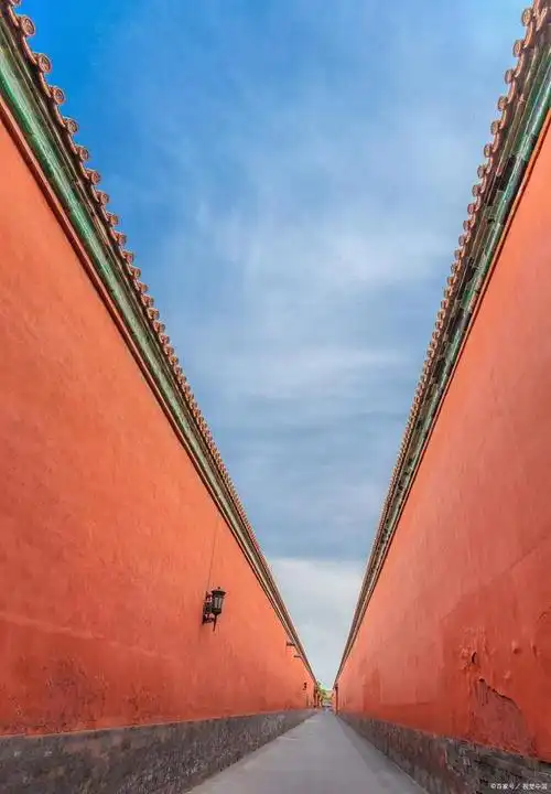 金碧辉煌的故宫,红墙黄瓦,为何又叫"紫禁城"?