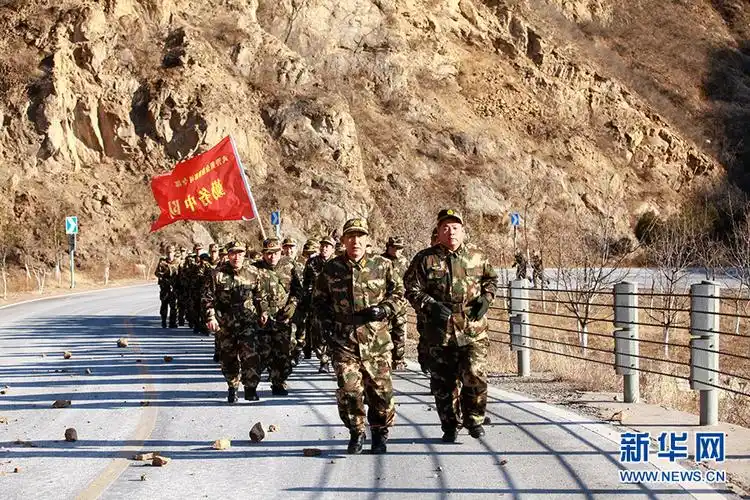 武警黄金部队以地质灾害应急救援为背景展开野营拉练