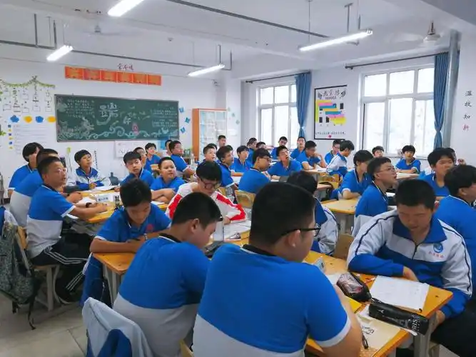 学生们认真上课时求知的眼神.