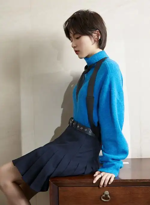 简介:成果蓝色毛衣温暖性感写真图片,分享一组成果图片给大家,图中的