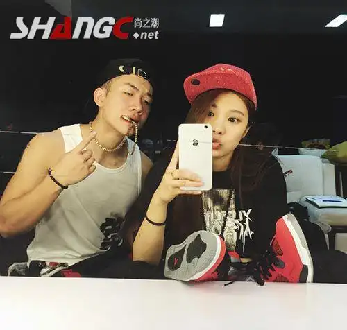 中国新歌声低调组合张馨月杨和苏资料背景两人疑似情侣配一脸