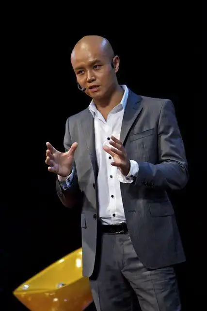 【引用】演讲中抓拍的"光头乐嘉" (原创)