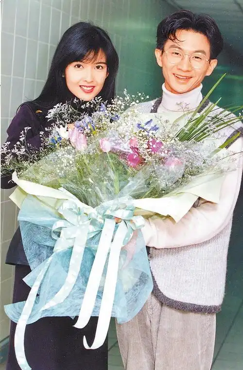 香港女一玉女歌手周慧敏57岁了!生日晒出儿时照:从小美到大