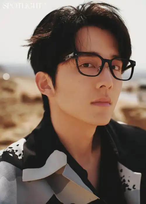 张新成聚光五月刊封面##张新成埃及金色光影大片