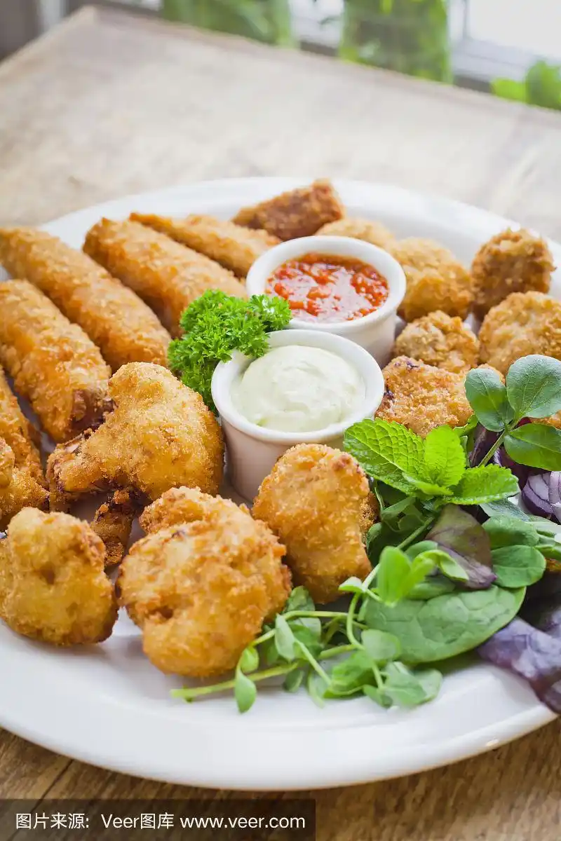 蔬菜天妇罗拼盘-油炸红薯,蘑菇,花椰菜,配以自制辣椒和蛋黄酱.