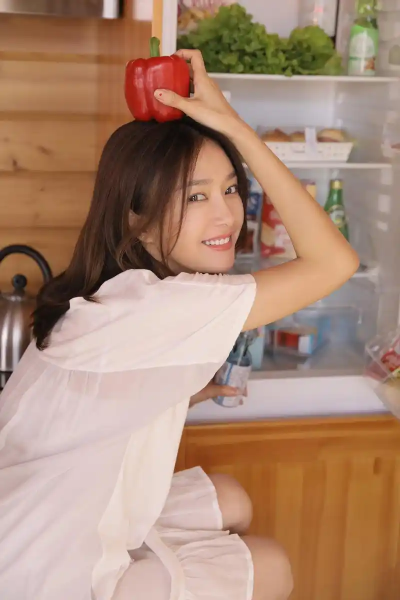 饰演富察皇后的秦岚,展示她的居家生活,蕙质兰心的她笑容迷人