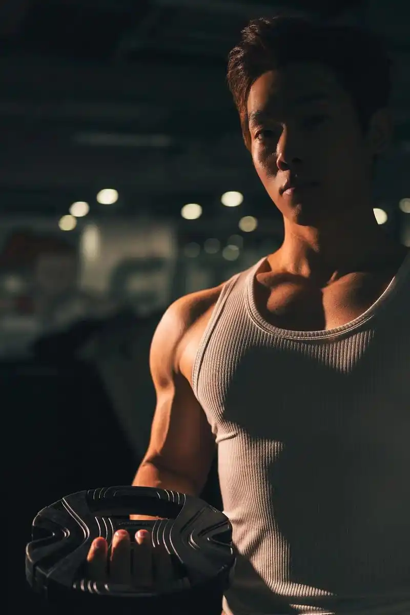 如何用一盏灯在健身房拍肌肉男生.