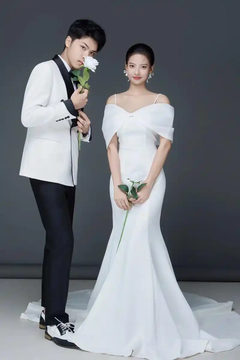 纯色极简婚纱照,简约大气且高级.沐拾摄影:一家只展示客片的工 - 抖音