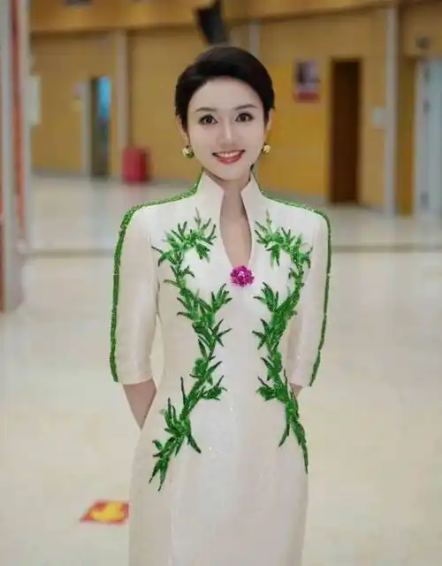 2024春晚主持团:马凡舒3套华服让人惊艳,龙洋富贵,撒贝宁_礼服_观众