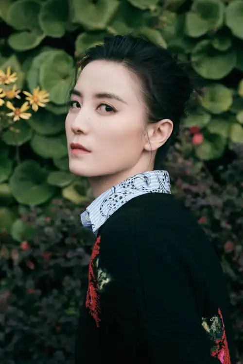 > 宋佳印花针织衫复古浪漫写真图片(2/8)