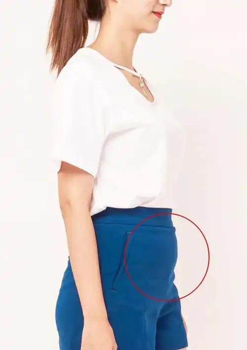 再看美国的模特charlottemckinney也有小肚子,这张照片看起来还不是太