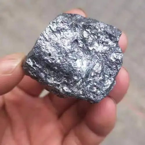 戈壁滩里捡的银色石头,光泽度强,无磁导电,隔热,好像熔炼过的结晶体