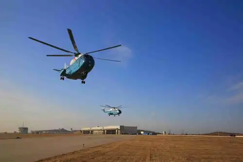 北部战区海军航空兵某部组织悬挂全军挂像英模画像