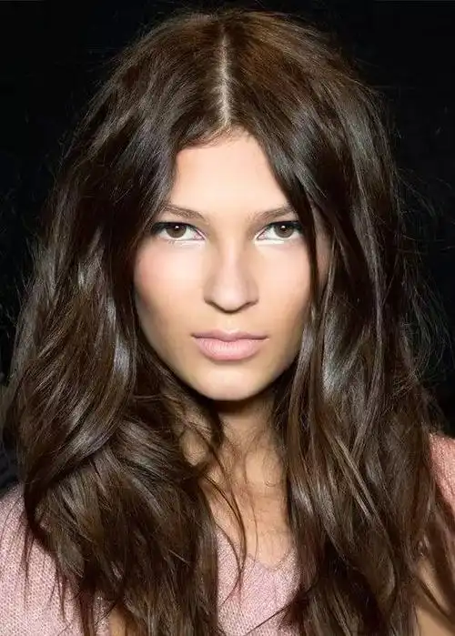 巧克力棕是最显发质好的颜色,既适合自身发色太深想有所调整的人.