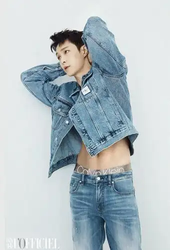 张艺兴时尚大片解锁开季封面 低调"炫腹"展不羁魅力