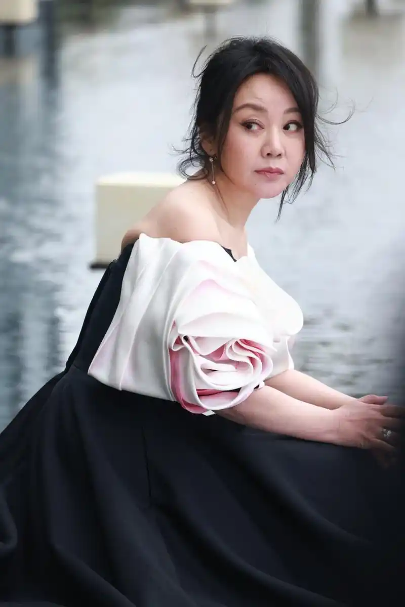 2004年,邹伟看着泪眼婆娑的妻子闫妮,冷静地说道:"100万的房子,车子统