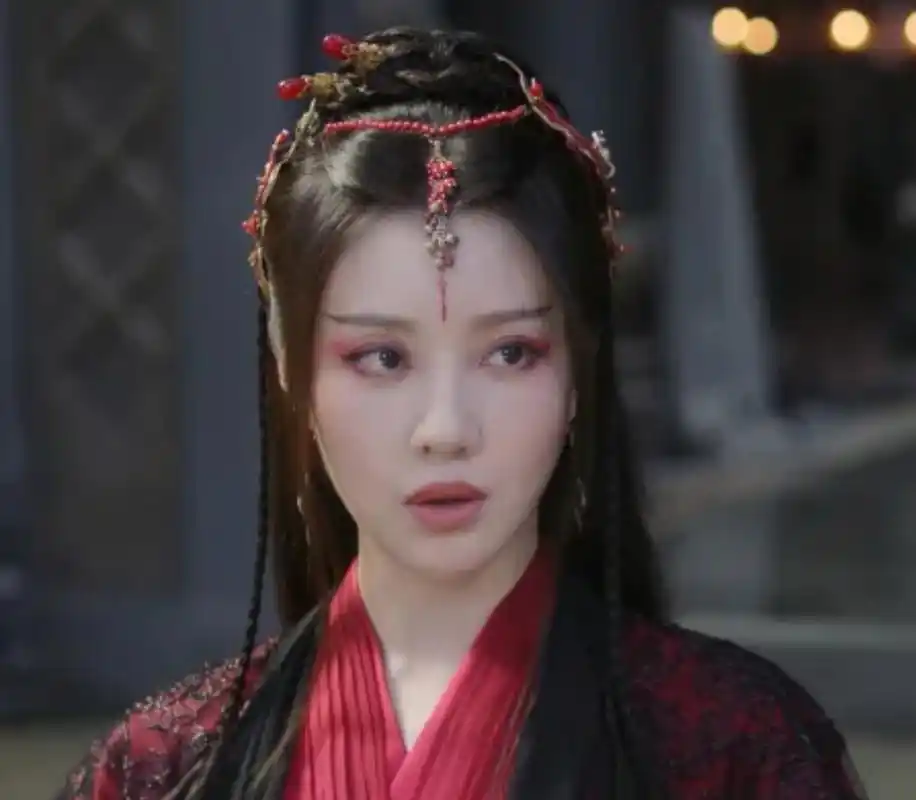 最近热播的电视剧《莲花楼》中,王鹤润i饰演大反派角丽谯,表面上是痴