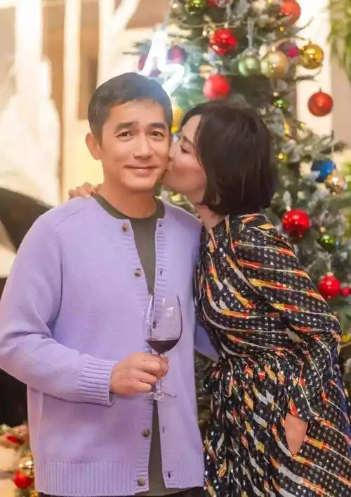 刘嘉玲罕见甜吻梁朝伟 结婚15年恩爱依旧闪瞎网_蔡卓妍_建议_朋友