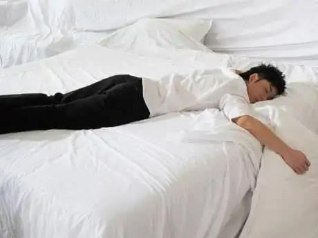 睡觉姿势看性格喜欢趴着睡的人没有安全感吗