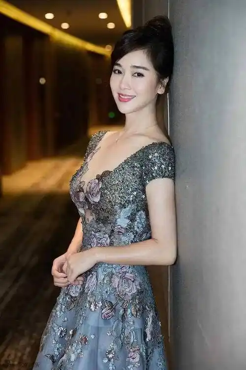 "风流成性"的左小青:绯闻不断,如今仍靠身材吸睛