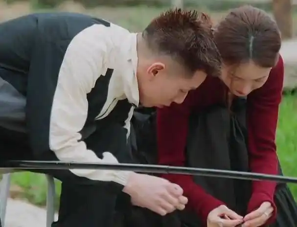 《女儿们的恋爱》说好钓鱼,卡斯柏却趁机搂金晨,不怪金爸发飙_爸爸