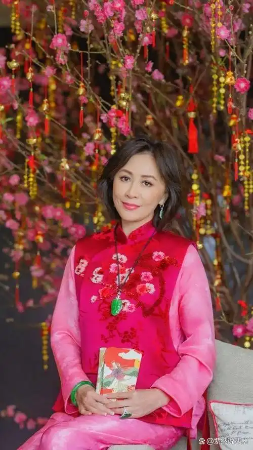 明星的贺年打扮,引领翡翠潮流