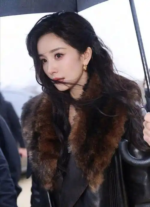 时装周生图来了37岁杨幂罕见露出褐色胎记怼脸看像是老了10岁