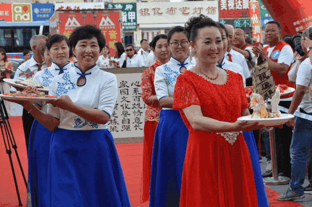 大庆网 大庆新闻 社会   合唱《党旗飘飘》,舞蹈《石油组歌》,《爱的