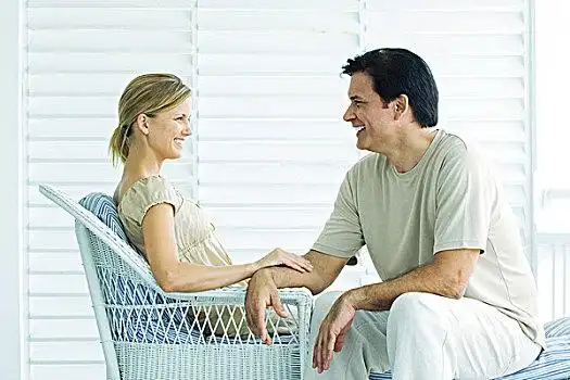 坐,夫妇,面对面,门廊,微笑,女人,接触,男人,手臂