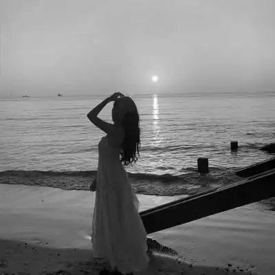 女图背影唯美头像黑白_女生头像_头像屋