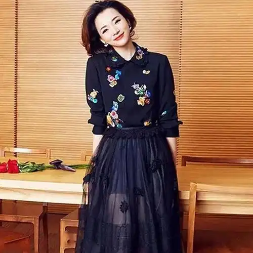 46岁董卿惊艳全场观众,黑白雕花裙太知性,40 岁女人就该这么穿