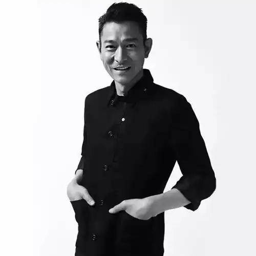 58岁刘德华自爆近照丝绒马甲搭大背头比抛妻弃女李连杰帅太多