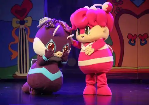 雪菲菲惩罚乌芝芝头上长绿植拿苹果的坏皇后6月1日,北京儿艺大型魔幻