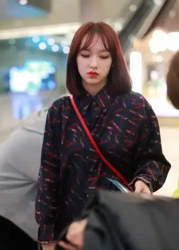 短发酷妹子程潇穿着衬衫走到机场,她的长腿依然吸引眼球