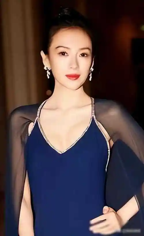 章子怡电影节穿衣引热议,胸前抢镜备受关注_身材_女明星_胸部