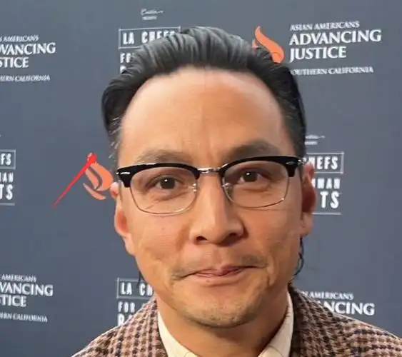 吴彦祖近照变油腻大叔,发际线上移快秃顶,因发表争议言论引热议|胡子