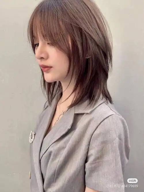 然后我包着像巨大的丸子头一直在滴水的时候,洗头的小姐姐叫我等一下