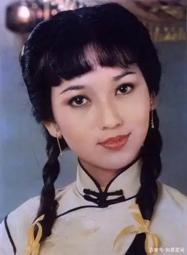 这个黄衣裳的冯程程,在八十年代女孩中引发了"程程辫"流行风潮