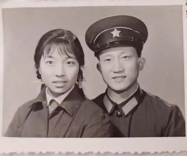 1975年己取消了拍婚纱照,只能去徐家汇照相馆拍了革命的结婚照.