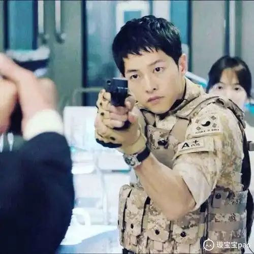 印象很深的一幕:柳时镇和徐大荣跟小混混谈判,徐大荣扬着手里的钱包说