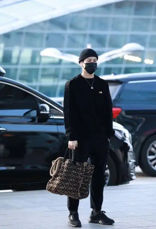 不愧是王嘉尔这么土的豹纹衬衫也能穿出时尚感一般人可不敢穿