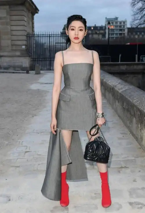 灰色吊带裙配红色长靴,简直就是摩登佳人张天爱超话
