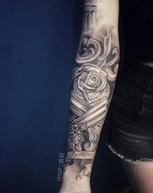 权欲纹身图片_手臂手部new school欧美写实美金左轮手枪纹身图案