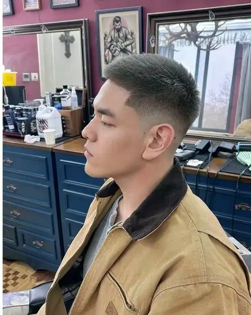 它比较适合各种脸型和气质的男士,能展现出一种阳刚,利落的形象