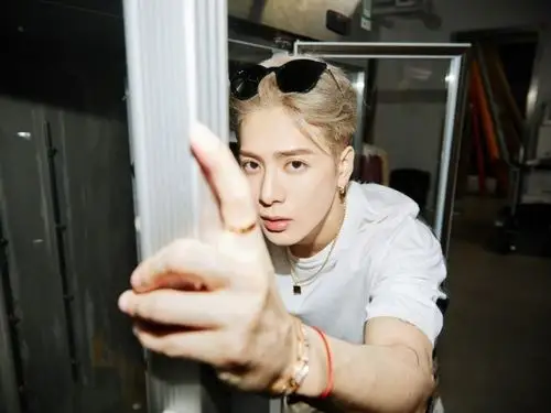 王嘉尔晒最新发型身穿白色t恤金色短发个性十足获林俊杰大赞