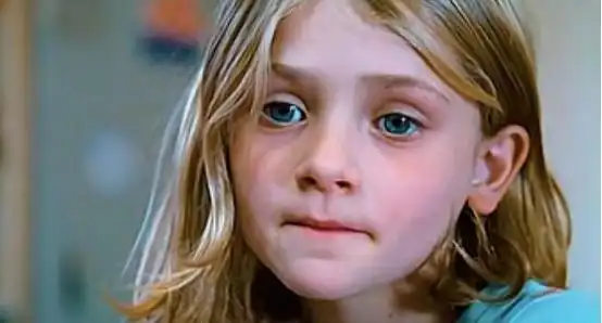 《会飞的小精灵》治愈催泪,女孩长出"鸡翅膀",受到人类庇护