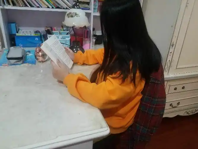杜佳慧只想安静地读书 ,唯有背影